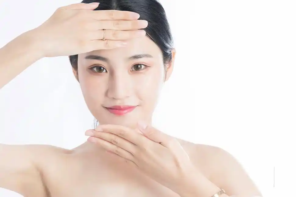 美女护肤按摩脸部图片