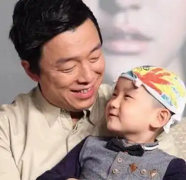 影帝黄渤全家照曝光,与贤妻厮守13年,如今3个孩子