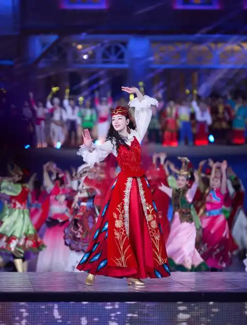 迪丽热巴超话[舞狮]#春晚#旋转起舞,裙角飞扬,挥别旧岁迎新年.