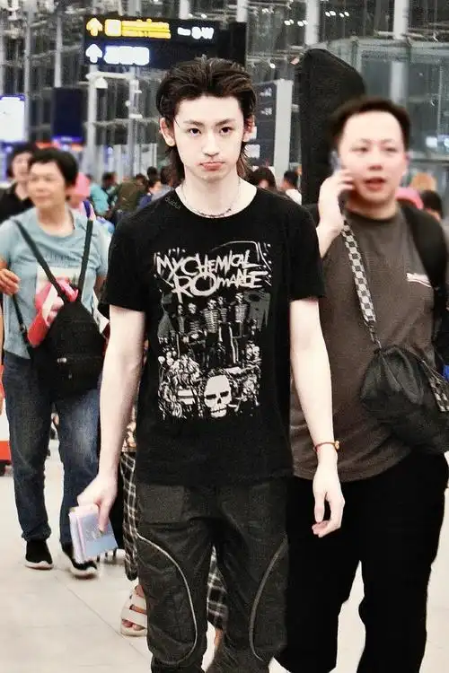 小鬼泰国出发回国#小鬼王琳凯泰国7615北京饭拍好嫩的少年感!