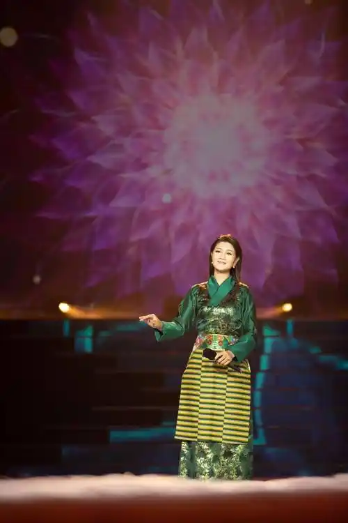 情满高原降央卓玛有幸能唱民间老歌给大家听