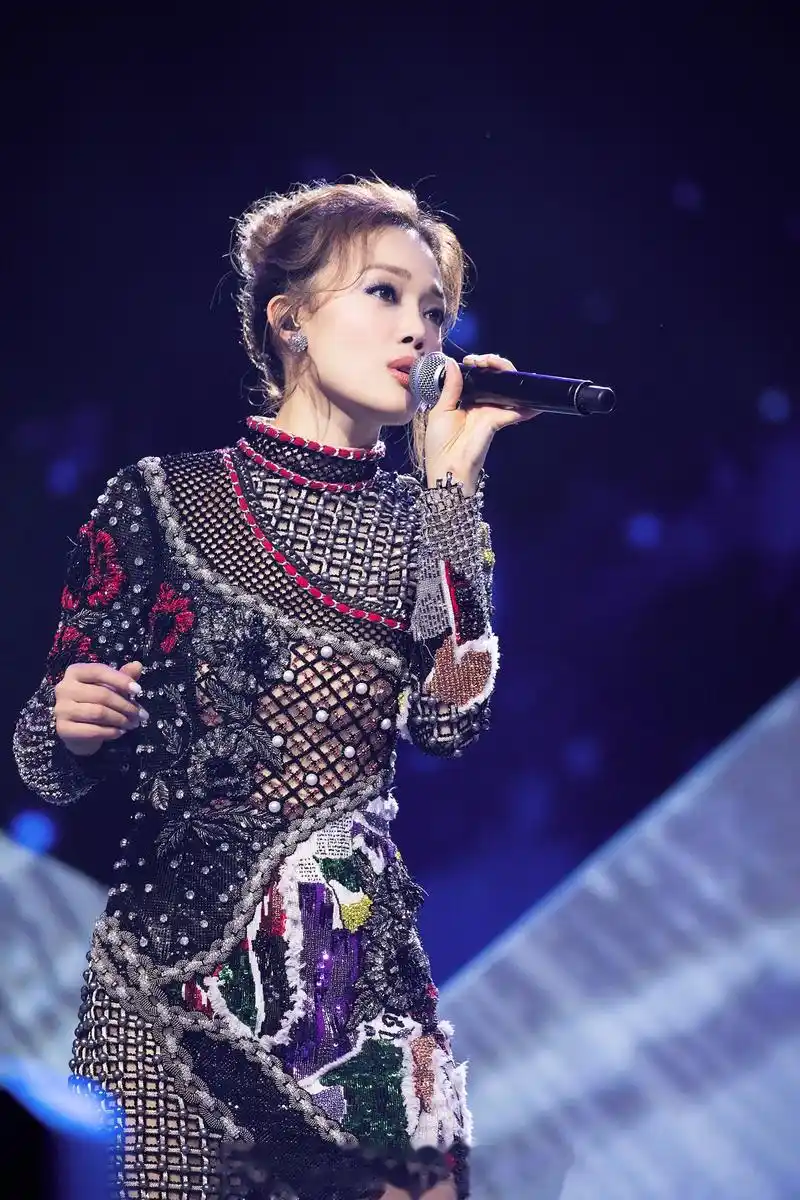 恭喜容祖儿获得第25届东方风云榜港台地区"最佳女歌手""亚洲风尚歌手"