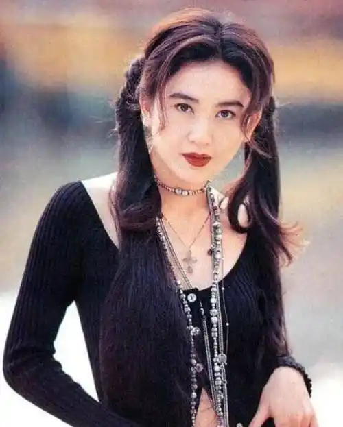 15岁出道,34岁嫁入名门,婚后未曾生育,温碧霞现在怎么样了?