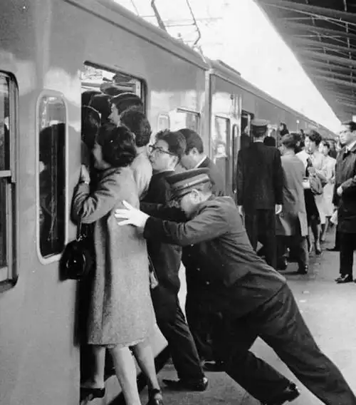 70年代的日本东京地铁亚洲第一条地铁线上车需要靠人推