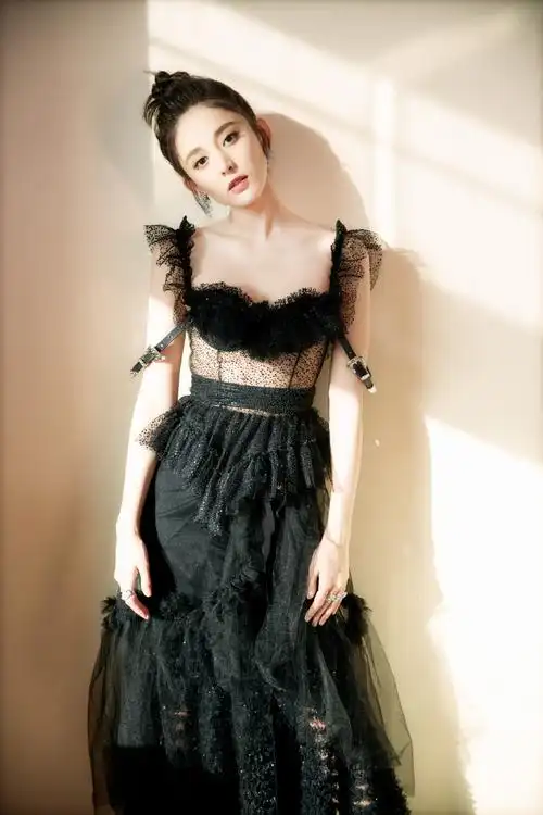 古力娜扎 一袭黑色蕾丝长裙,高贵优雅,美的灿若星辰__财经头条