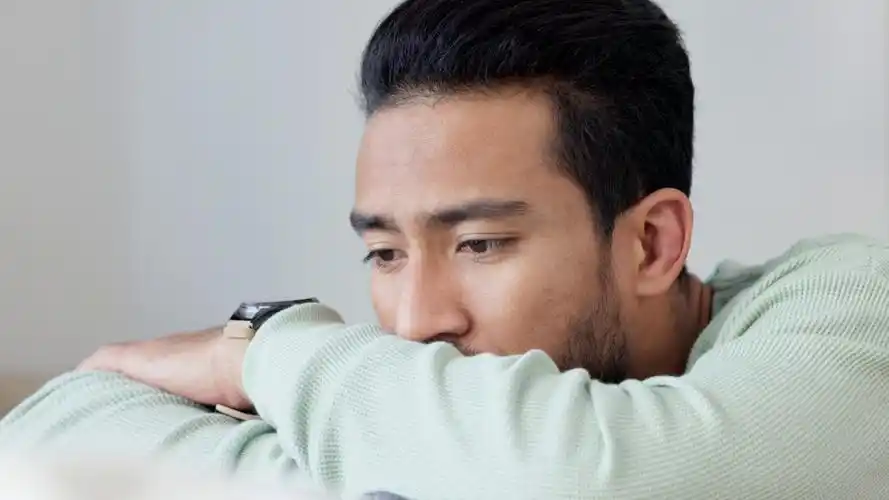 悲伤,眼泪和一个男人的肖像哭泣孤立在一个蓝色背景的工作室.