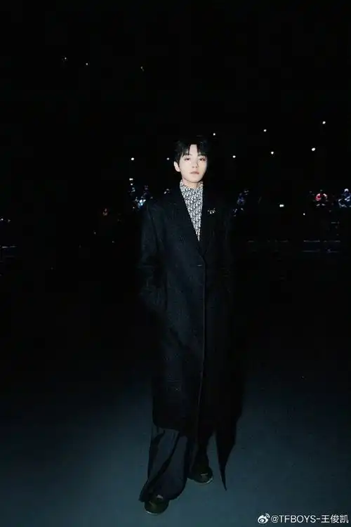 王俊凯巴黎时装周花絮照