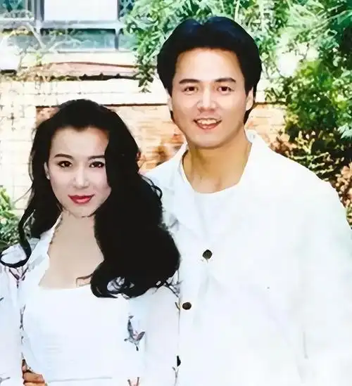 虽然这俩人看起来像是隔了好几个辈分,但其实年龄就差了10岁,差距真的