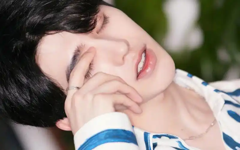 电脑壁纸 明星 大陆明星 青春少年蔡徐坤条纹蓝白衬衫休闲迷人写真