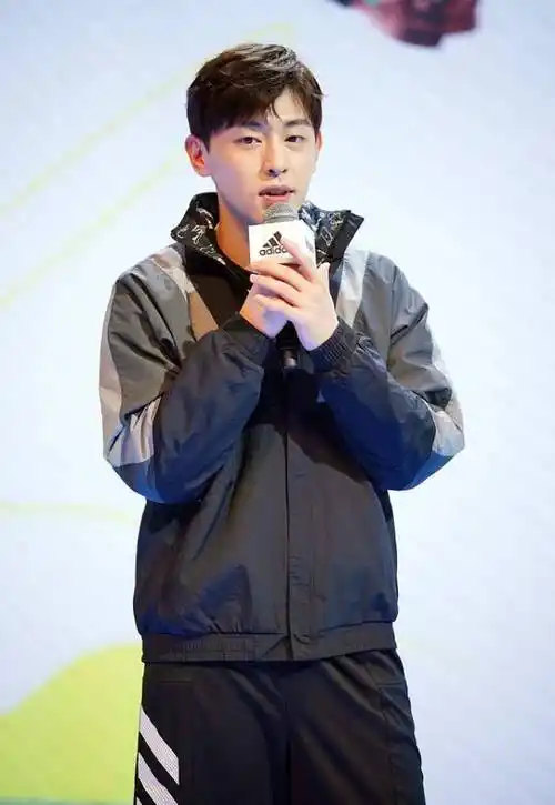 邓伦运动风的造型还挺有学生气的,看起来很显小,很有校草的感觉