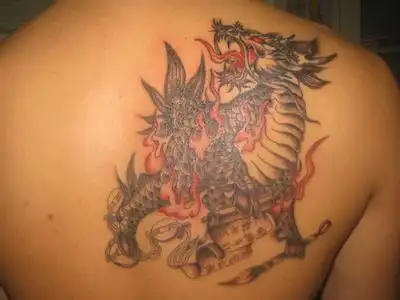 男人背部麒麟纹身