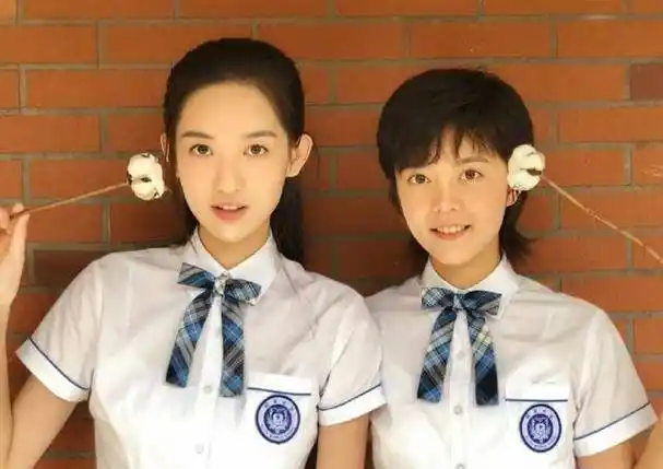 还记得《少年派》邓小琪吗?换下校服后戴眼镜,模样美到不敢认