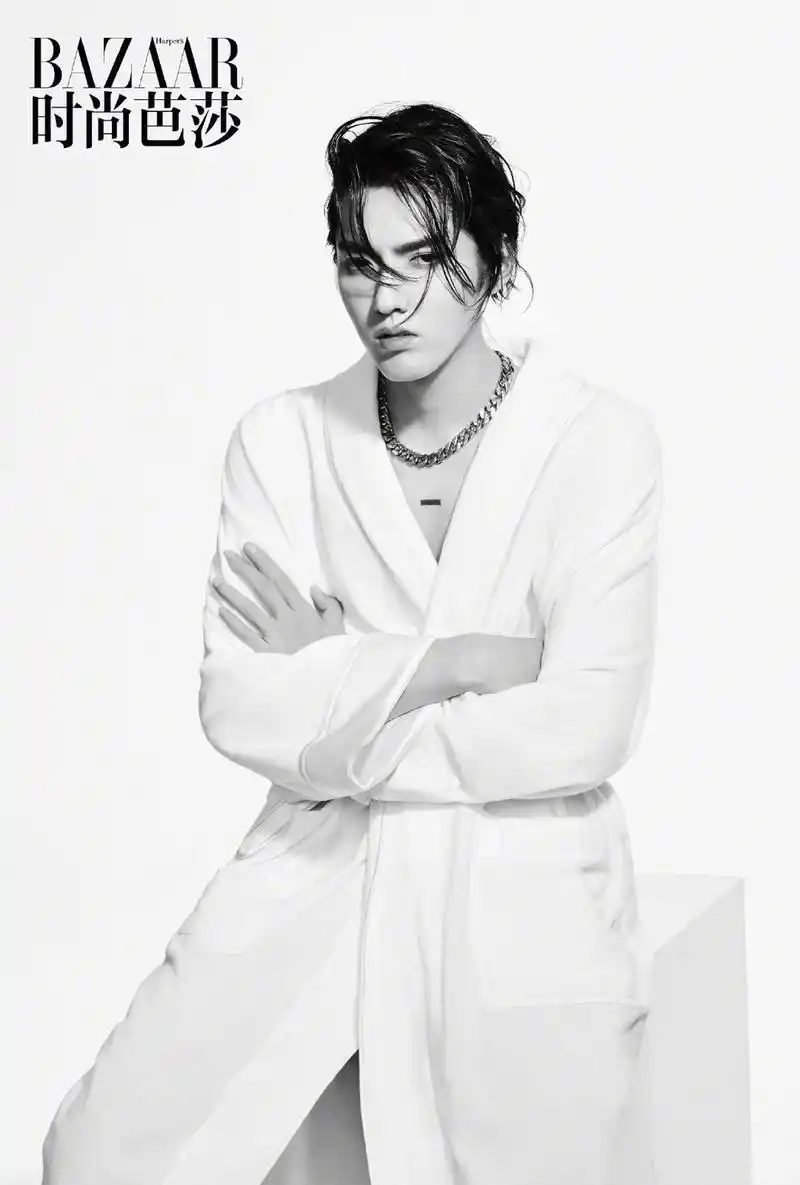 吴亦凡黑白时尚大片 浴袍造型性感撩人