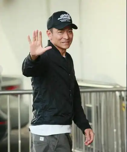 57岁刘德华近照曝光笑容满面帅气有型唯独这条裤子无法欣赏