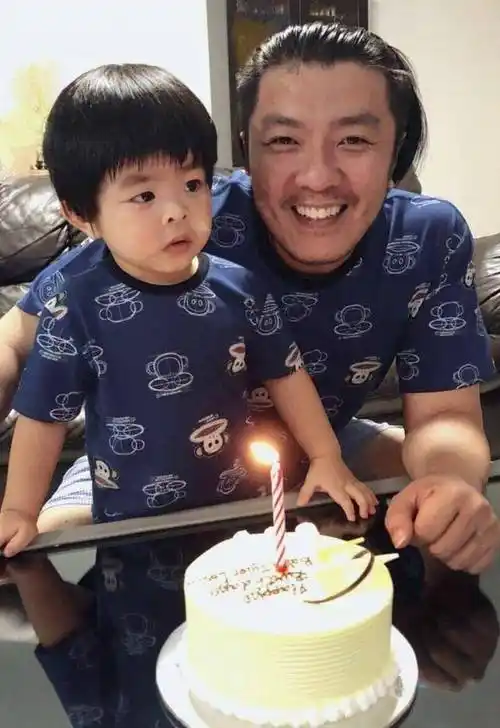 原创阿杜胖到认不出穿大红毛衣配小白鞋倒显年轻却难逃中年发福