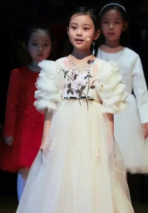 奥莉甜馨长大前后对比(长大后的奥莉够美了)(4)