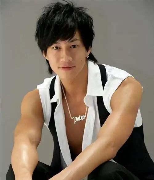 何润东:三次表白孙俪被拒,41岁迎娶柜姐,恩爱多年无子也幸福