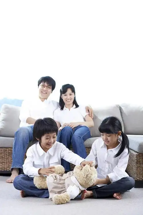 东方人,儿童,中年人,四个人,家庭,夫妻,母亲,父亲,女儿,儿子,客厅,坐