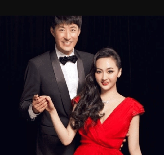 前妻名叫方柏霓,出演过几部不温不火的电视剧,导致她的名气并不大.