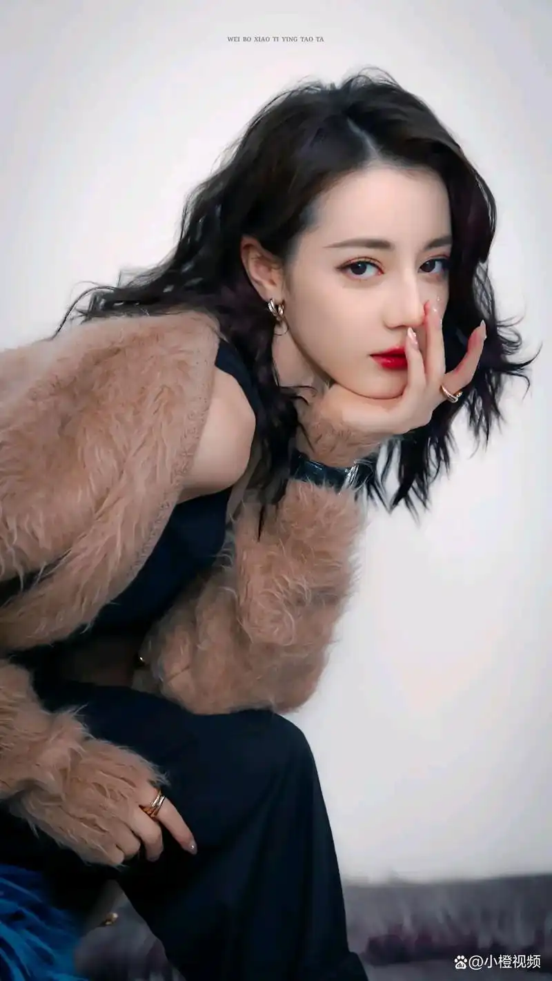 迪丽热巴最新美照这么迷人这么可爱多面的一个美人