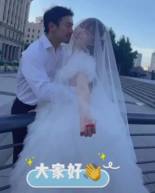 主持人万蒂妮和老公在外滩拍婚纱照,俩人准备要二胎前的留念