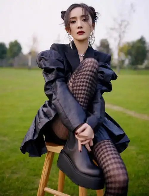 杨幂登节目风格大变穿西装裙梳丸子头一双小鸟腿太吸睛