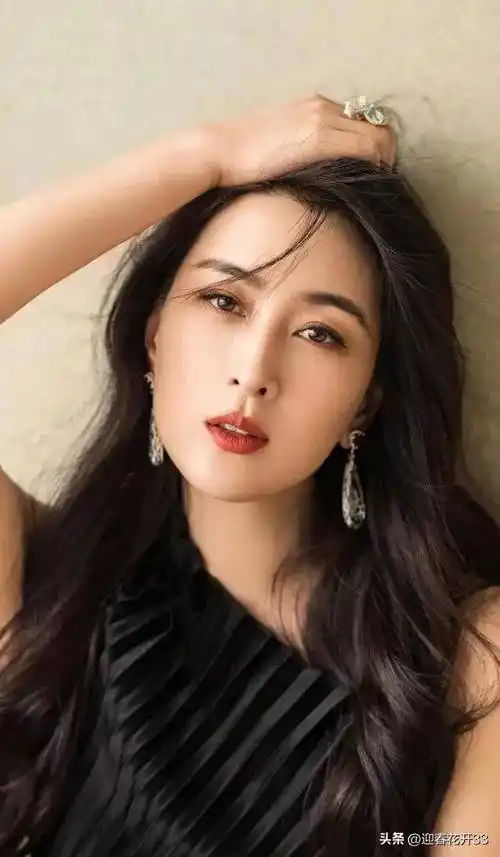 马苏罕见晒海边美照,蓝色吊带裙大秀事业线,凹凸身材十分吸睛_五官