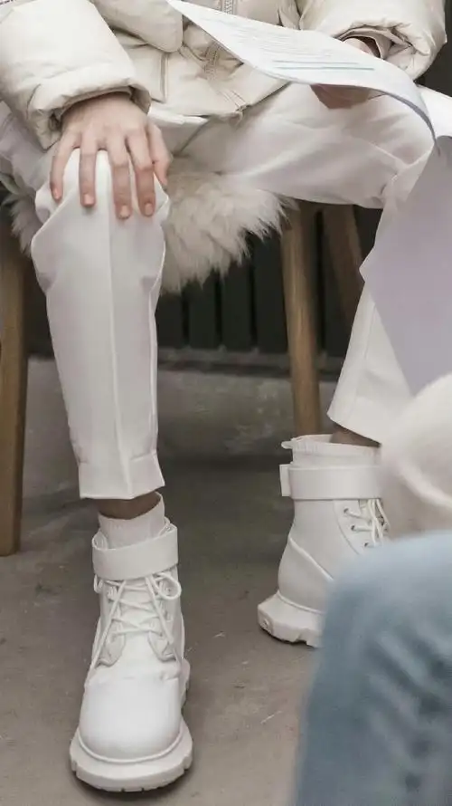 那就再发一遍吧,腿毛合集每个人的身上都有毛毛@任嘉伦allen#任嘉伦