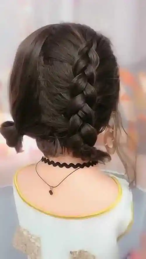 短发可以扎成这样的双麻花辫,挺俏皮可爱的,明天给女儿也这么扎