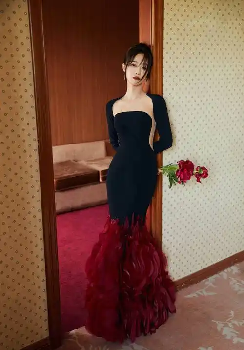 蓝盈莹黑色连衣裙花朵裙摆露背写真_设计_长裙_一身