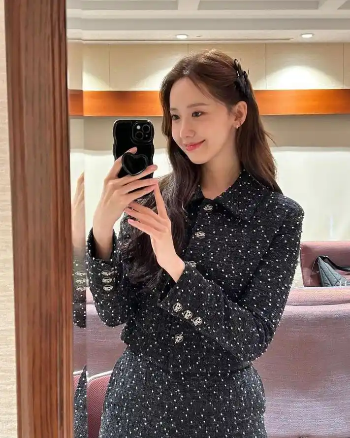 林允儿因工作行程前往韩国金浦机场,她一身黑色系的造型引起关注