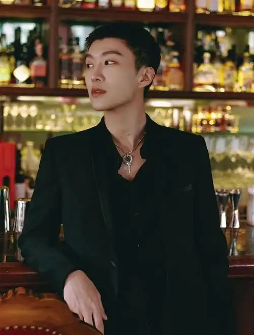 范丞丞酒吧写真复古矜贵寸头搭黑色西装帅气满分