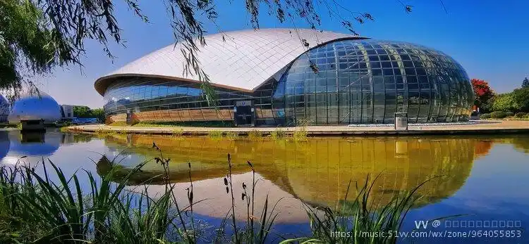 首发秋色中的南京科技馆