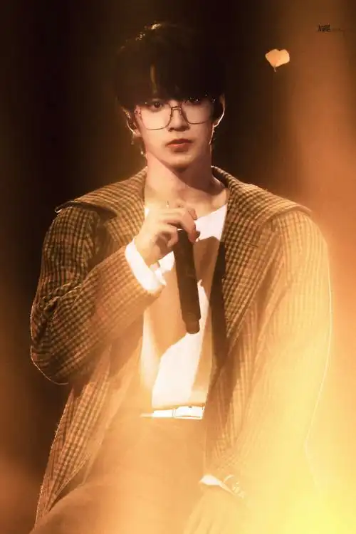 刘耀文五月粉丝见面会火力全开黄昏舞台