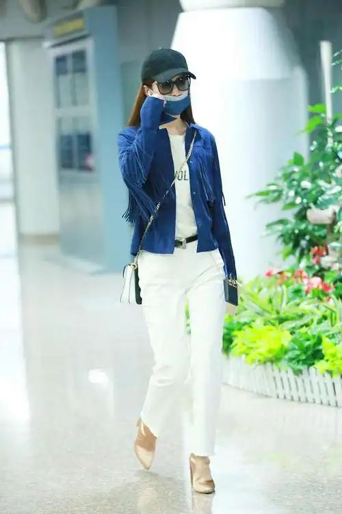 喜欢休闲随性风的仙女,可以像赵丽颖一样简单地用t恤搭配直筒裤,轻