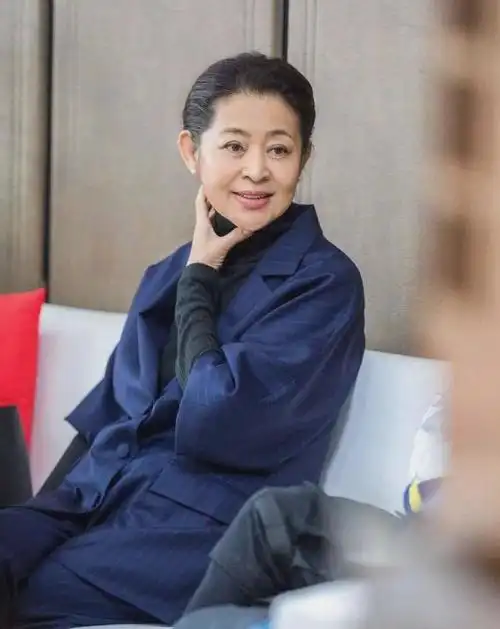 64岁倪萍生图流出,满脸褶子鼻子外翻露凶相,被指撞脸赵忠祥