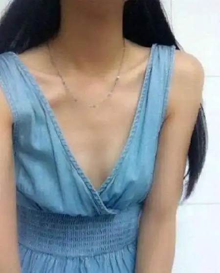 网络平胸大赛走红 妹子胸部被当鼠标垫(图)(3)