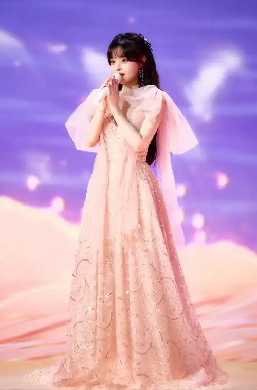 闪耀星光黄霄云粉色亮片连衣裙展现独特魅力