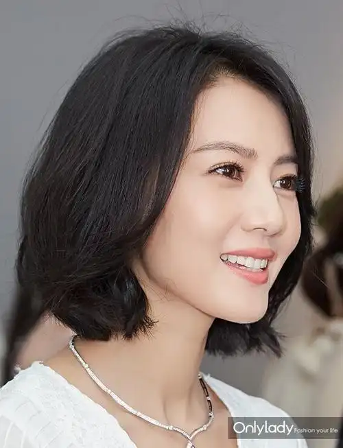 高圆圆以前留着柳叶眉的高圆圆总显得过于成熟,现在的她换上了淡淡