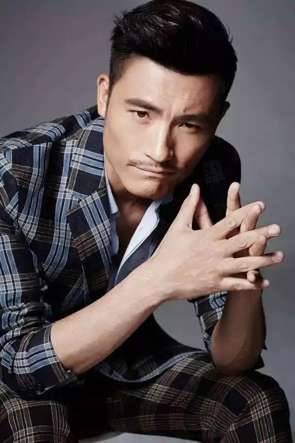 演员耿乐,出身艺术世家,与孔琳相恋八年无果,如今家庭幸福甜蜜