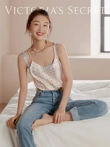其实平胸还可以很性感!前阵子周冬雨已经代言了维多利亚的秘密!