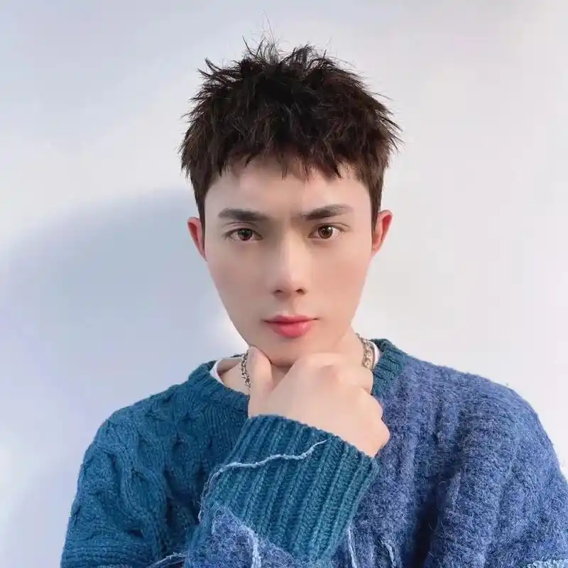 这个时候就需要做烫发了,男生烫发有好多种