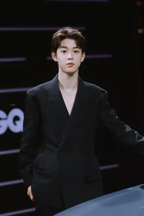 吴宇恒gq红毯造型又欲又奶的吴宇恒黑色西装造型太绝了