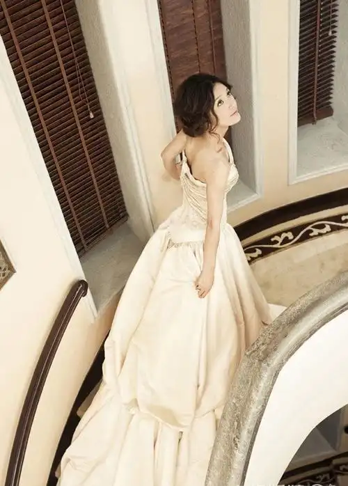 秦岚披婚纱演绎完美新娘 感受爱情甜美