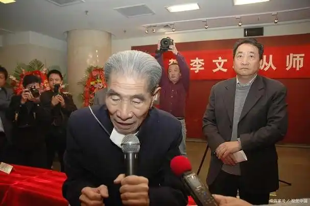 姜昆到马三立家做客,马老请他吃饺子,劝他多吃逗乐李文华