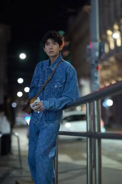 王源在米兰街头拿汉堡##王源米兰时装周看秀造型