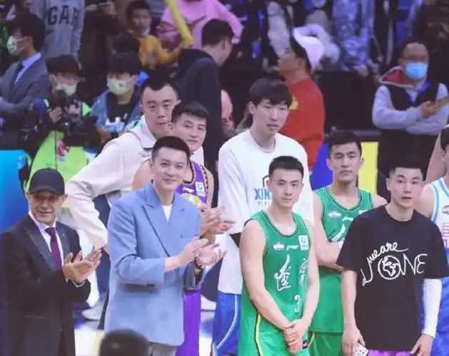 在中国篮球界,明星球员杨鸣近来引发了巨大的关注.