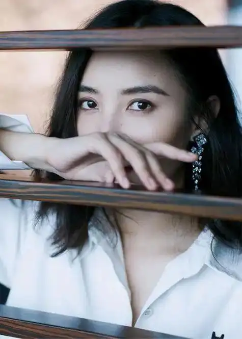 后来,宋佳跟音乐人黄少峰的恋情.