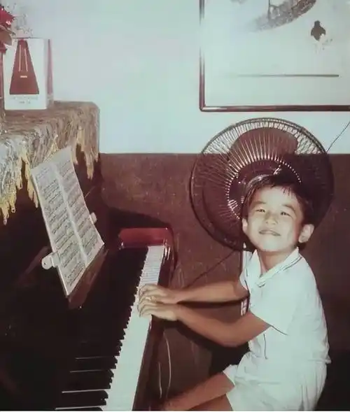 周杰伦演唱会门票一张12万,从呆滞少年到音乐巨星,母亲功不可没