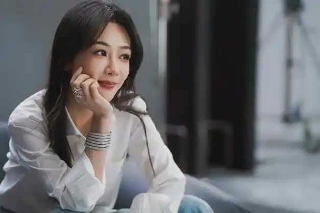 杨紫分享库存美照休闲穿搭展示青春活力笑容甜美宛如初恋